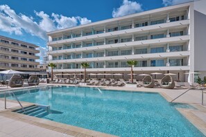 Utendørsbasseng og solsenger