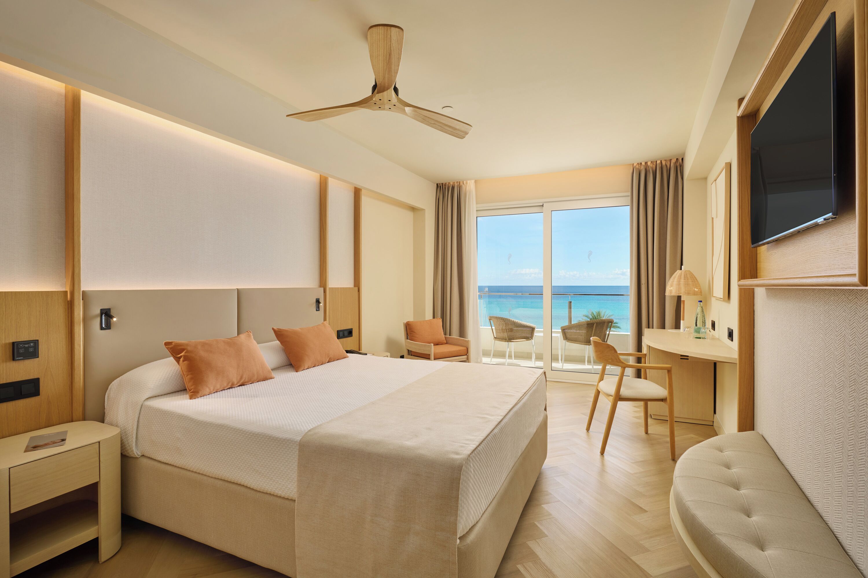 Öryggishólf í herbergi, skrifborð, straujárn/strauborð, rúmföt