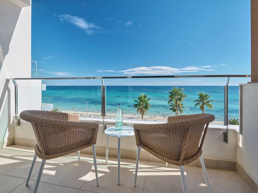 Caja de seguridad en la habitación y escritorio