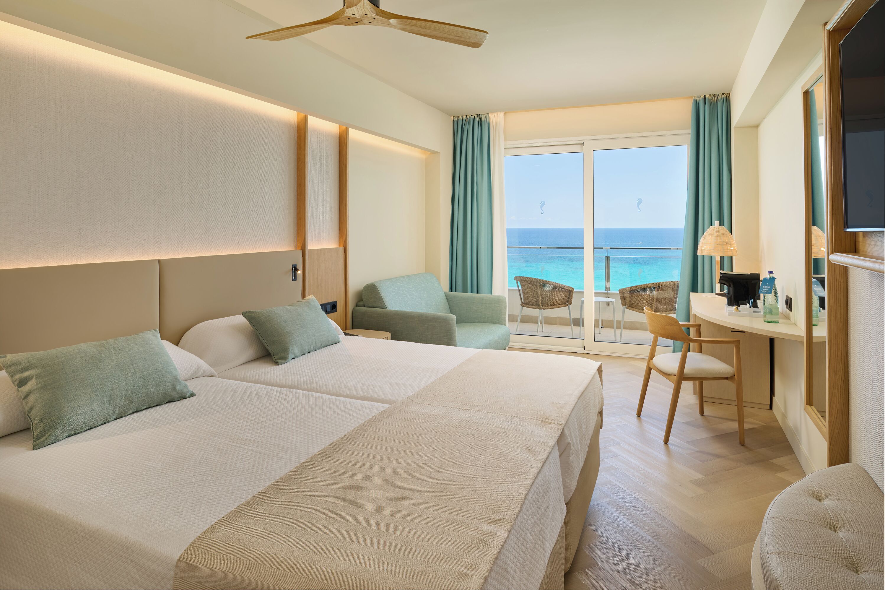 Coffres-forts dans les chambres, bureau, fer et planche à repasser