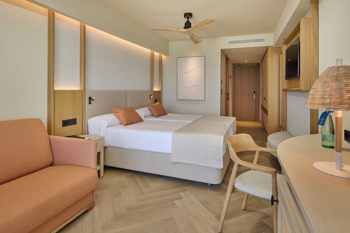 1 Schlafzimmer, Zimmersafe, Schreibtisch, Bügeleisen/Bügelbrett