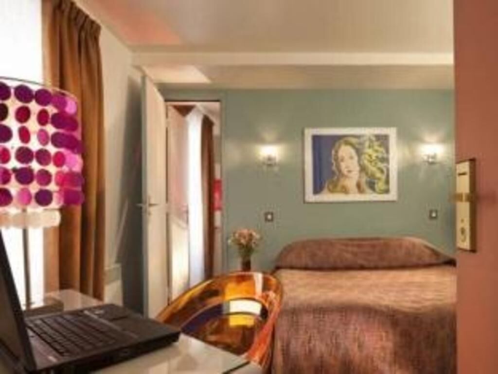 Premium bedding, desk, iron/ironing board, free WiFi