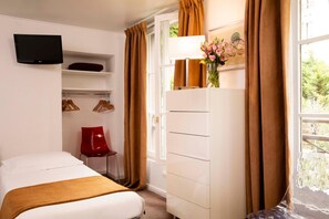 Single Room | Premium bedding, desk, iron/ironing board, free WiFi - Hotel Le Hameau de Passy (Paris)