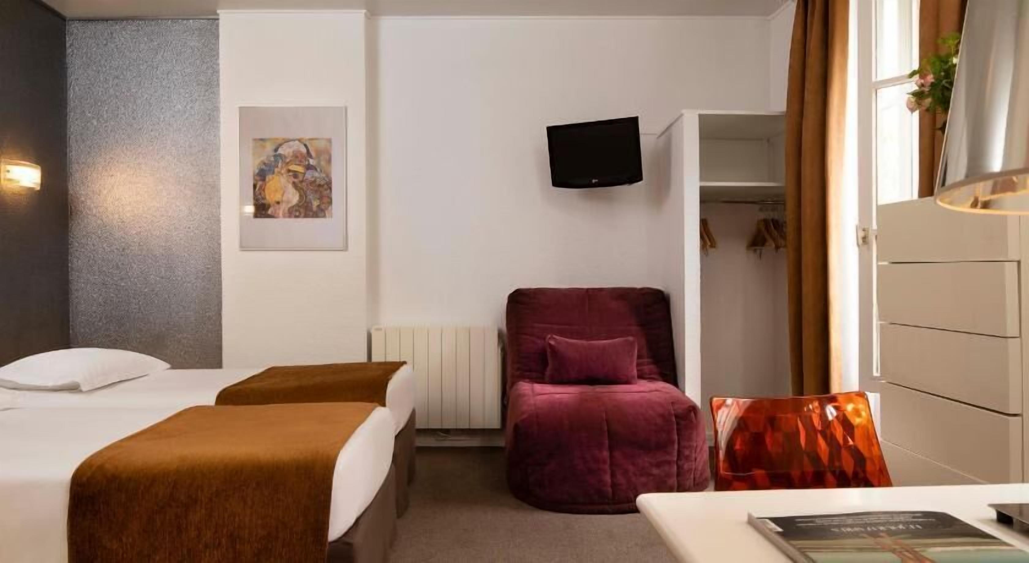 Premium bedding, desk, iron/ironing board, free WiFi