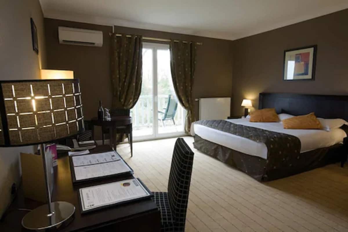 Select Comfort beds, minibar, desk, blackout curtains