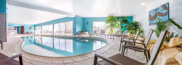 Alberca techada y camastros 