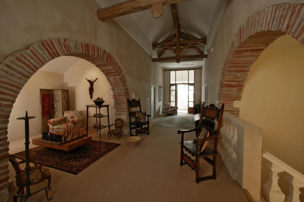 Televisión de pantalla plana, tenis de mesa y libros 