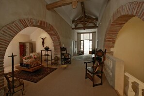 Flachbildfernseher, Tischtennisplatte, Bücher