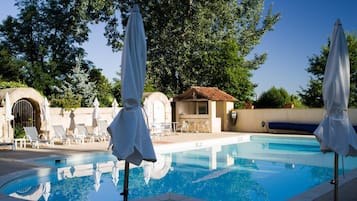 Una piscina al aire libre de temporada