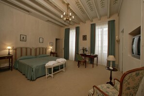 1 bedroom, premium bedding, memory-foam beds, in-room safe
