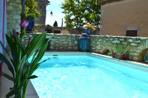 Una piscina al aire libre de temporada, sillones reclinables de piscina