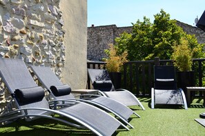 Seasonal outdoor pool, open 9:00 AM to 7:00 PM, pool loungers