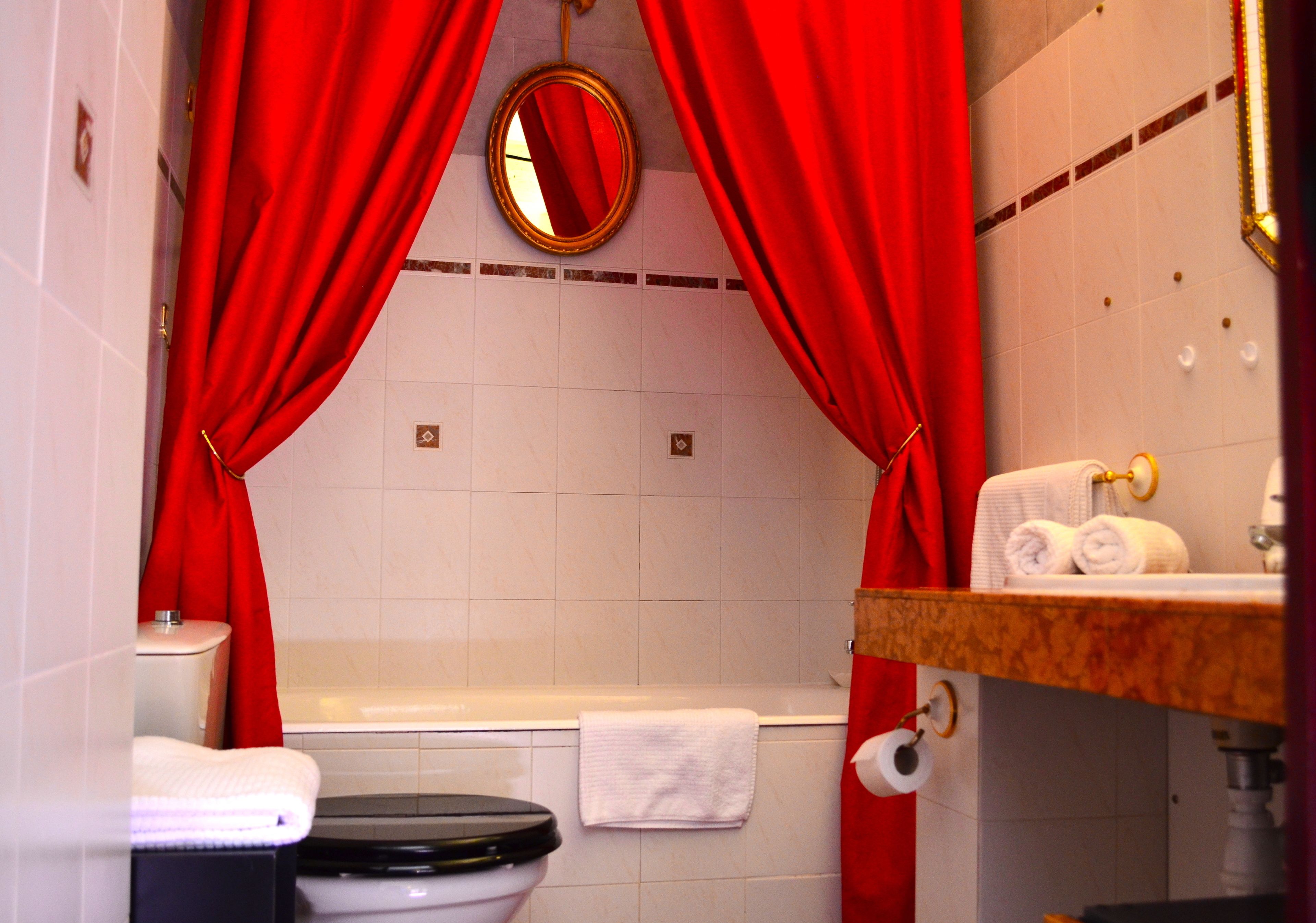 A bathroom with a toilet, bathtub, and sink.