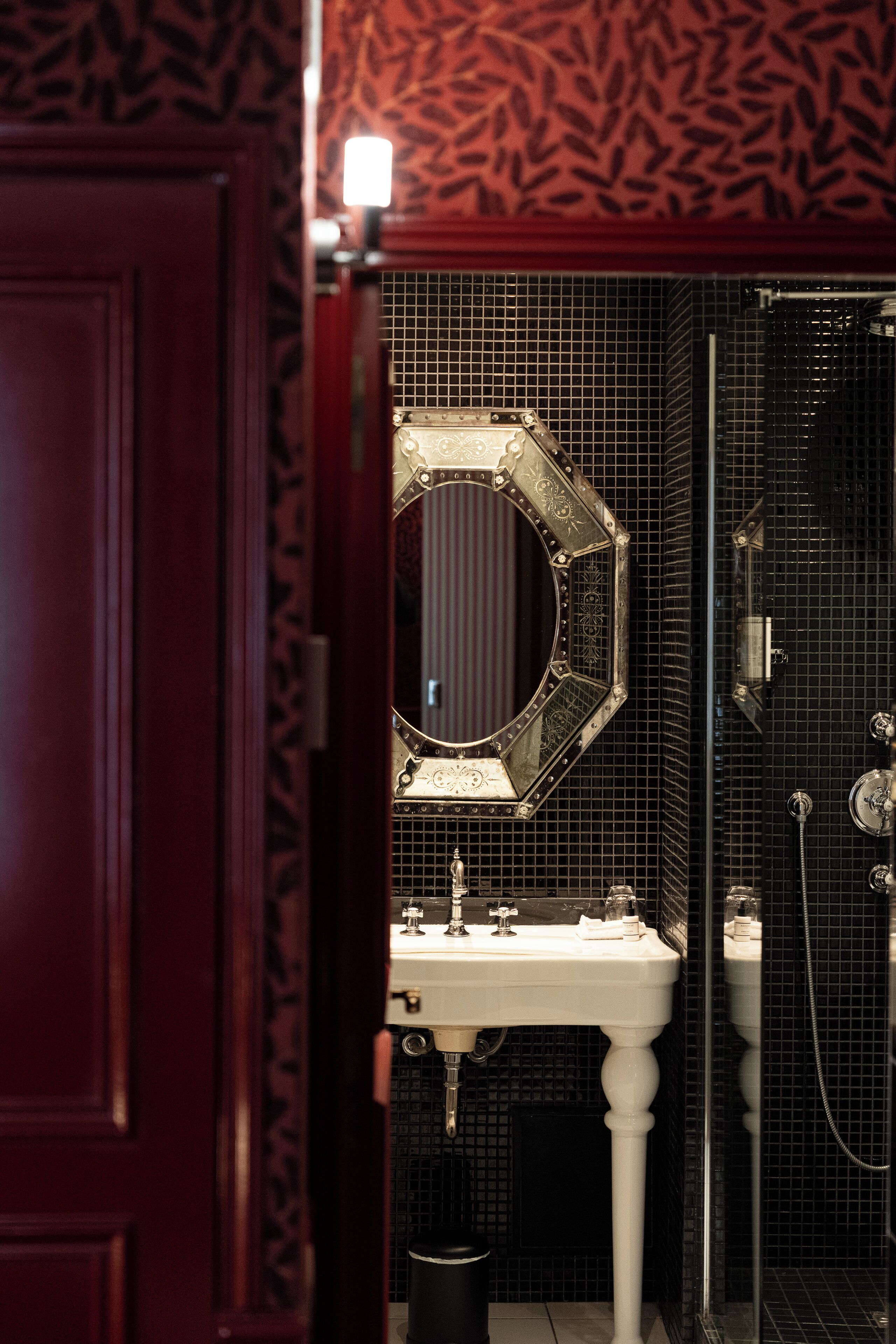 Foto - Hôtel du Petit Moulin, Haute Couture hotel by Lacroix