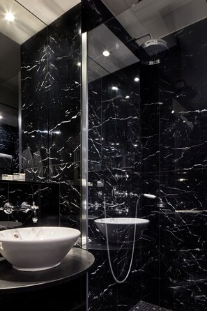 Suite junior | Baño | Artículos de higiene personal de diseño, secador de pelo y albornoces