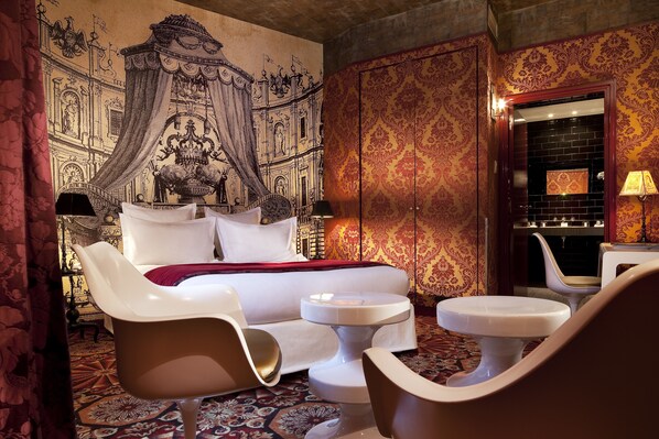 Deluxe Room | 1 bedroom, minibar, in-room safe, individually decorated