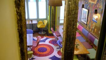 Un restaurante vibrante con asientos coloridos y un piso estampado.