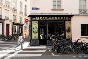 A storefront with the sign "BOULANGERIE 29" and a "SAUF" bicycle sign.