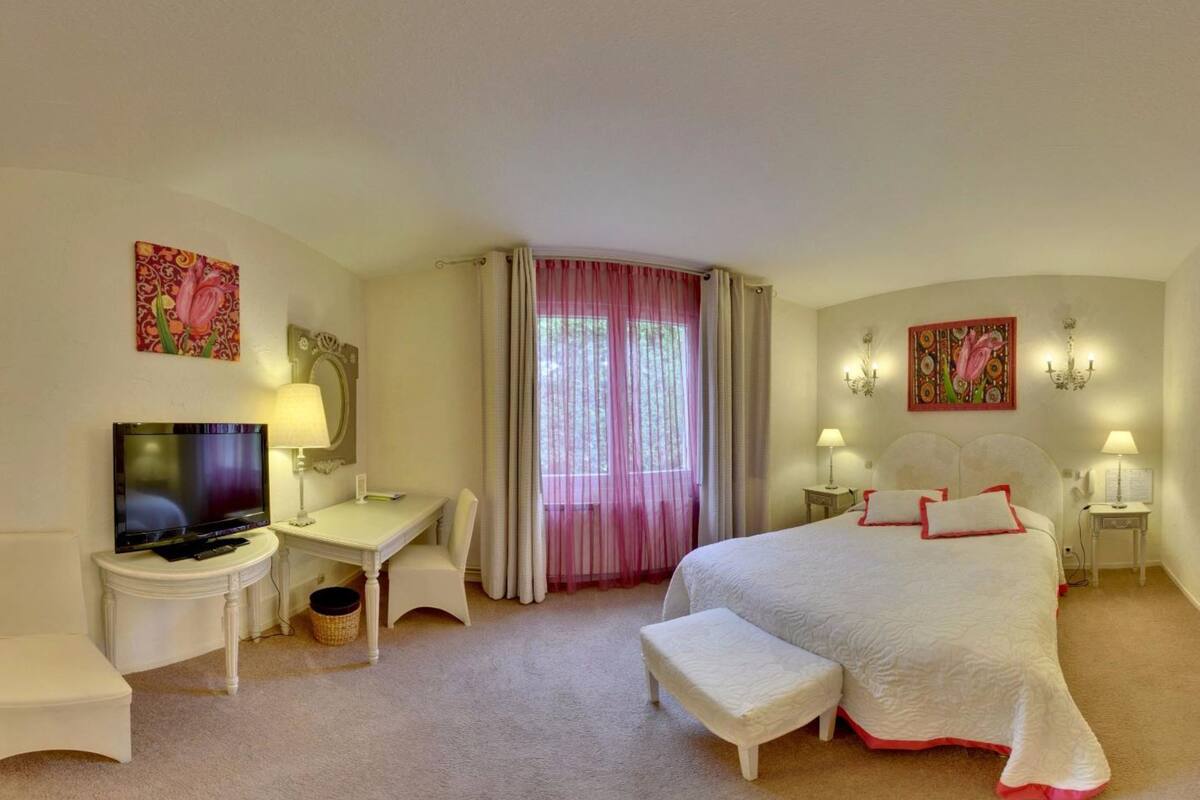 Superior Double Room | In-room safe, iron/ironing board, cribs/infant beds, rollaway beds