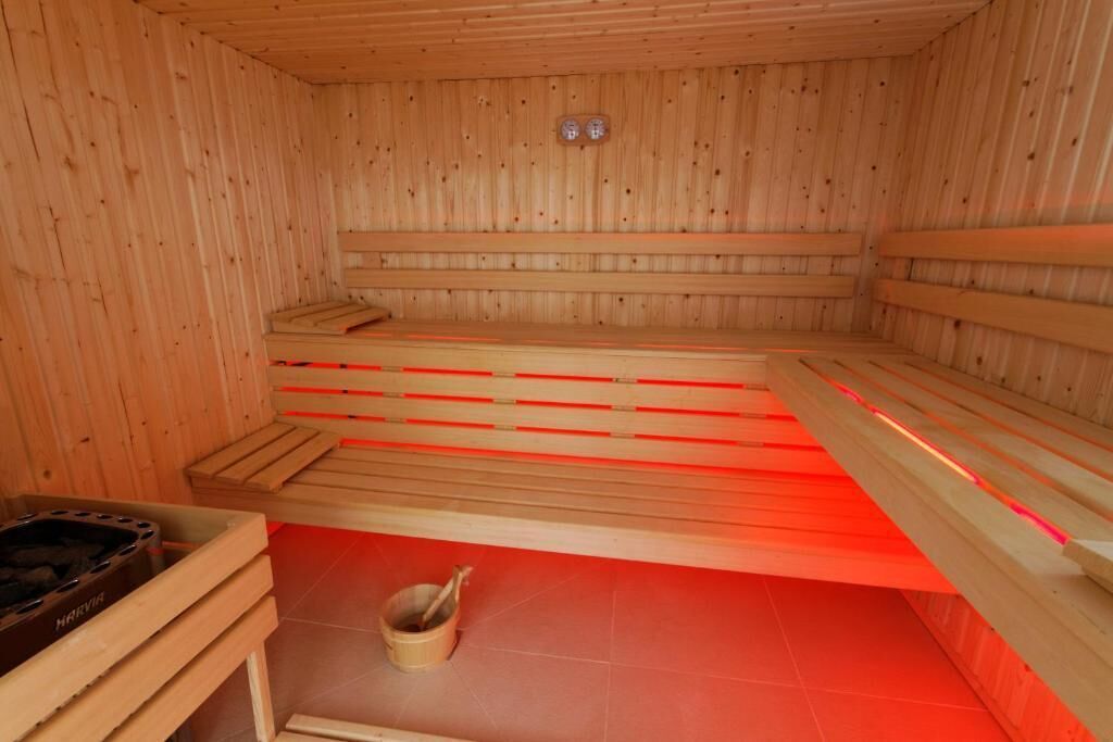 sauna, hot tub, steam room, turkish bath/hammam, body treatments