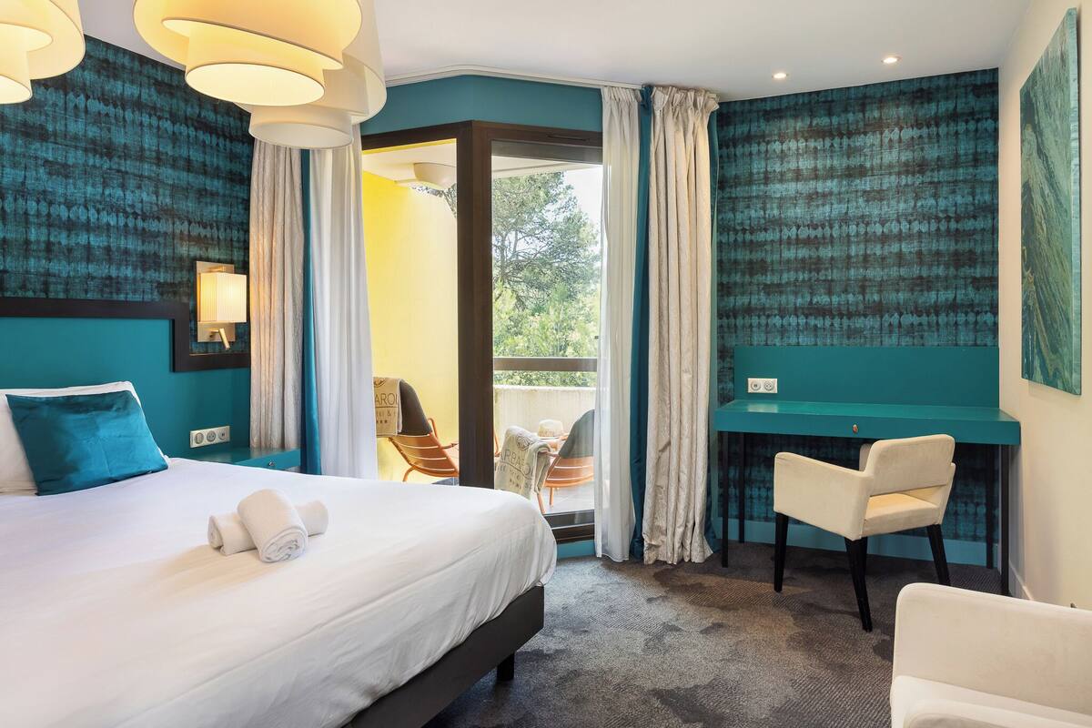 classic room, 1 king bed, balcony | minibar, in-room safe, desk, laptop workspace