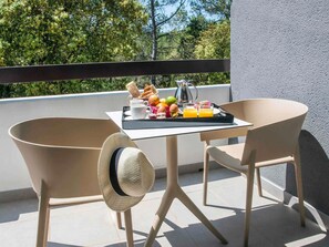 Desayuno buffet diario (EUR 17 por persona)