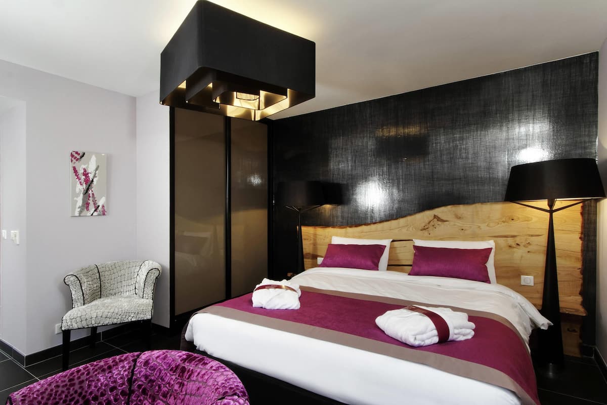 Privilege, Room, 1 Double Bed, Pool View | Minibar, in-room safe, desk, laptop workspace