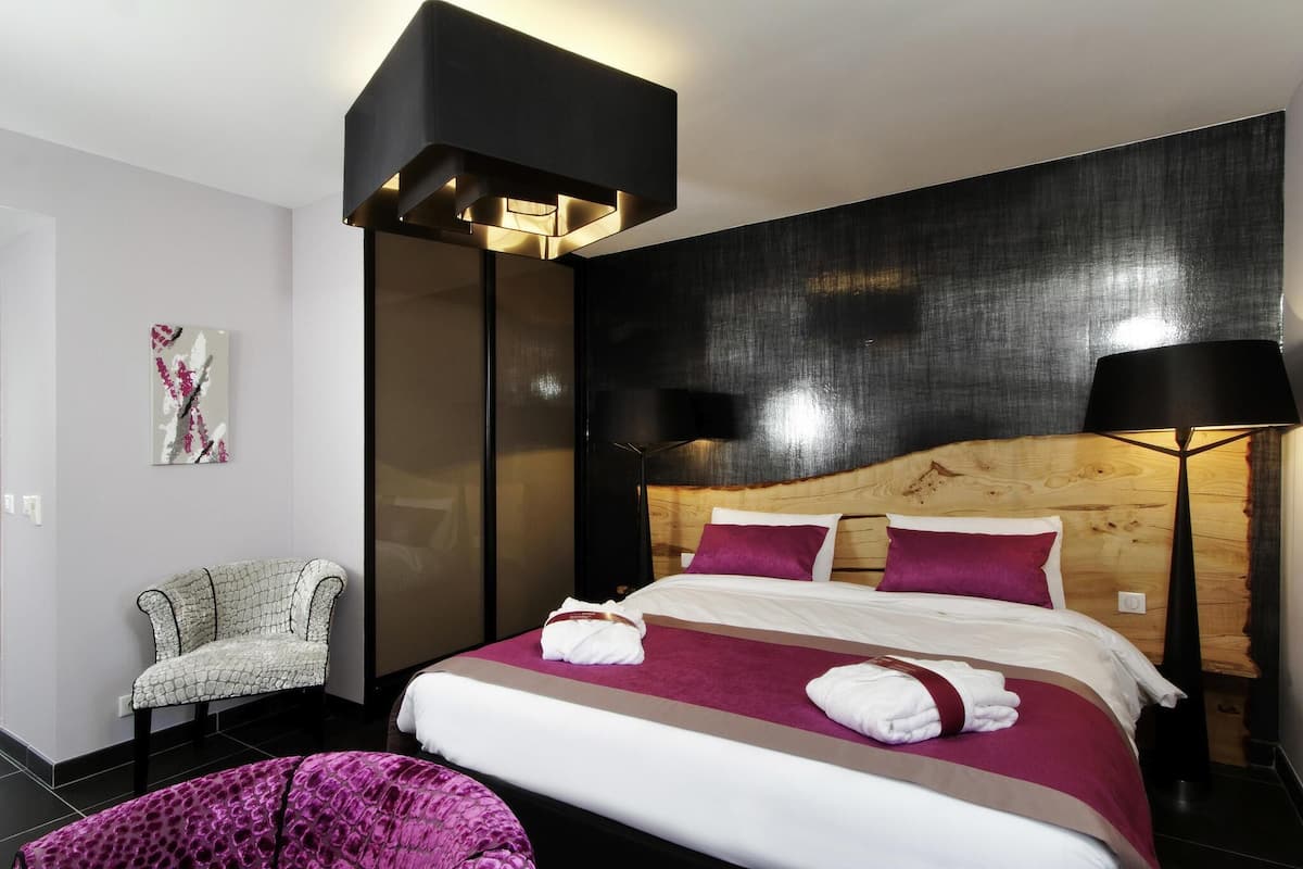 Privilege, Room, 1 Double Bed, Pool View | Minibar, in-room safe, desk, laptop workspace