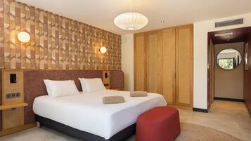 Standaard kamer, 1 kingsize bed | Een minibar, een kluis op de kamer, een bureau, een laptopwerkplek