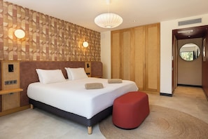 Standard Room, 1 King Bed | Minibar, in-room safe, desk, laptop workspace