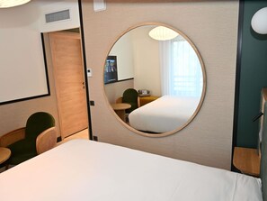 Habitación estándar, varias camas | Minibar, caja de seguridad en la habitación y escritorio