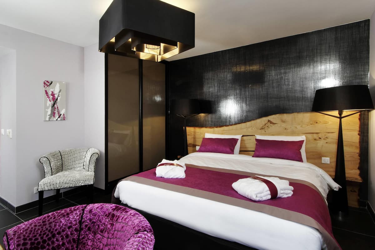 minibar, in-room safe, desk, laptop workspace