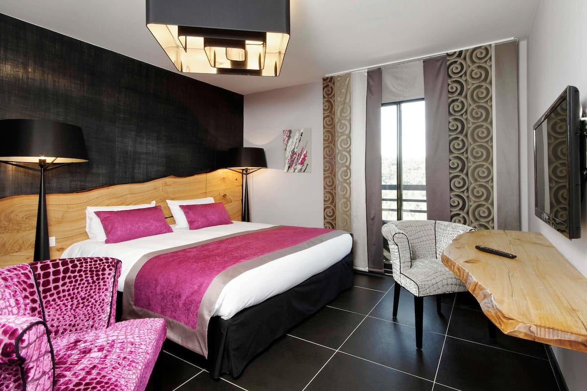 Minibar, in-room safe, desk, laptop workspace