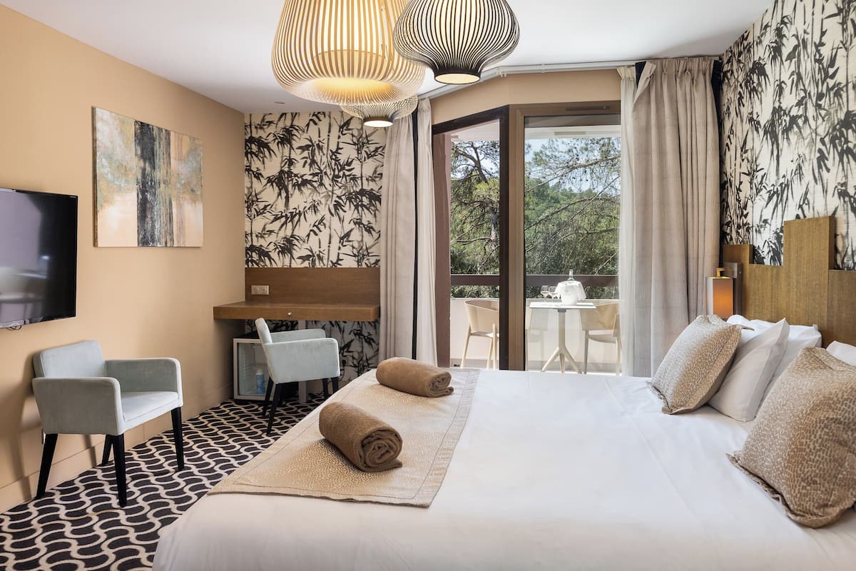 Classic Room, 1 King Bed, Balcony | Minibar, in-room safe, desk, laptop workspace