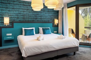 Classic Room, 1 King Bed, Balcony | Minibar, in-room safe, desk, laptop workspace