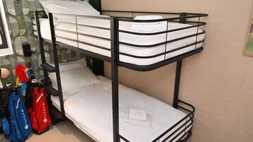Quarto standard, várias camas | Frigobar, cofres nos quartos, escrivaninha