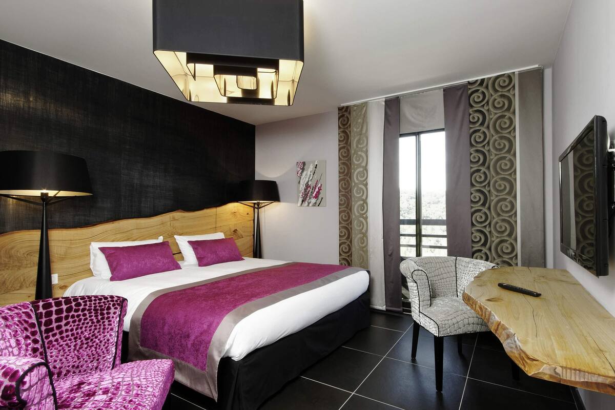 minibar, in-room safe, desk, laptop workspace