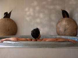Un sauna, una bañera de hidromasaje, baño turco, baño turco/hammam