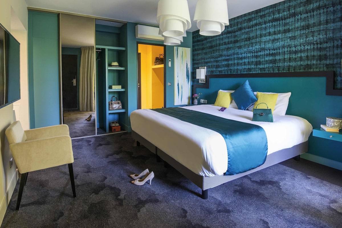 Classic Room, 1 King Bed, Balcony | Minibar, in-room safe, desk, laptop workspace