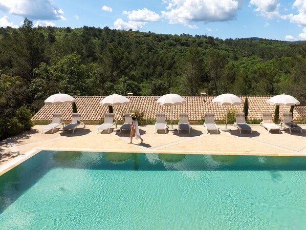 Outdoor pool, pool umbrellas, pool loungers - Mercure Brignoles Golf De Barbaroux (Brignoles)
