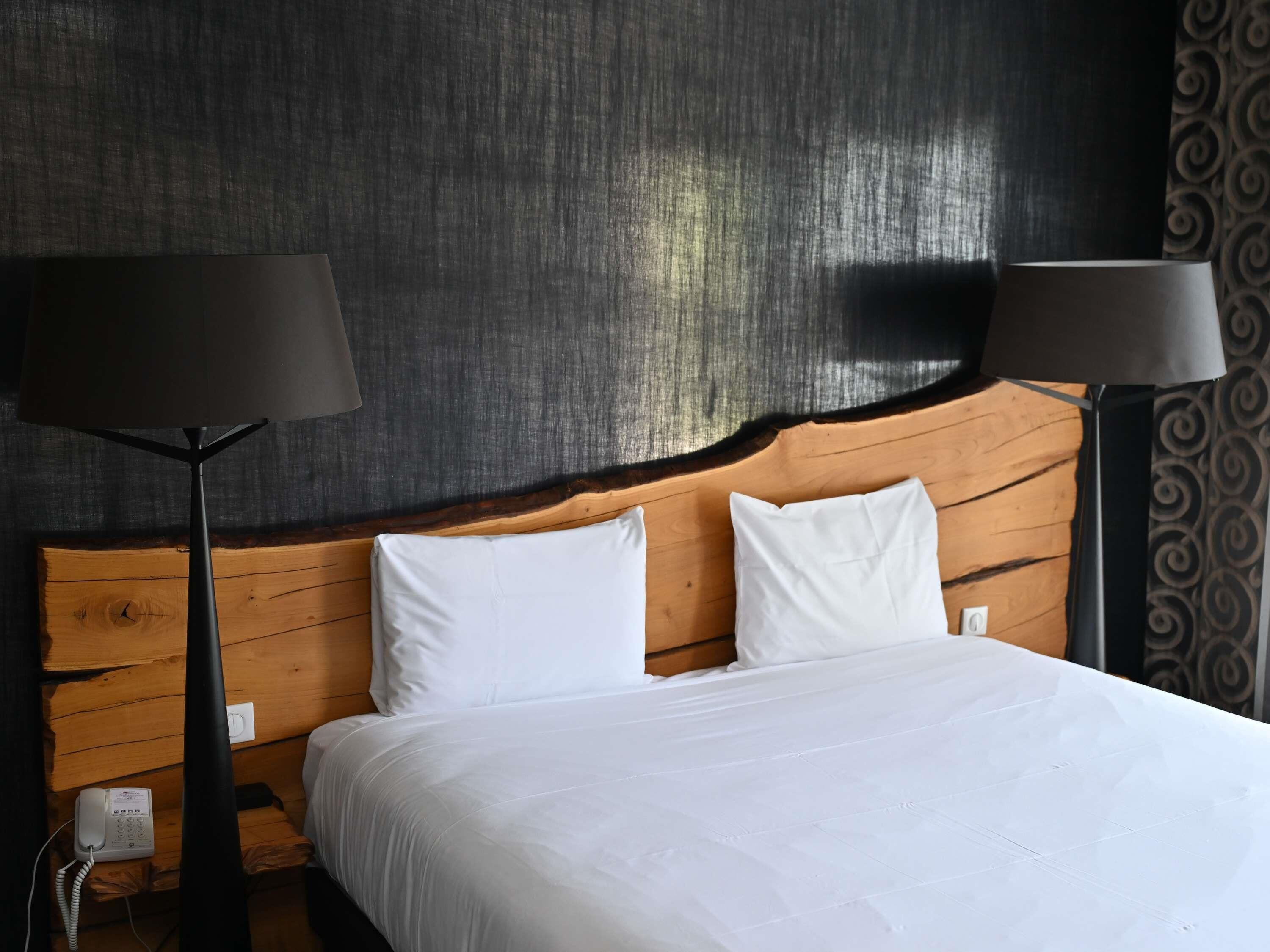 Standard Room, 1 King Bed | Minibar, in-room safe, desk, laptop workspace