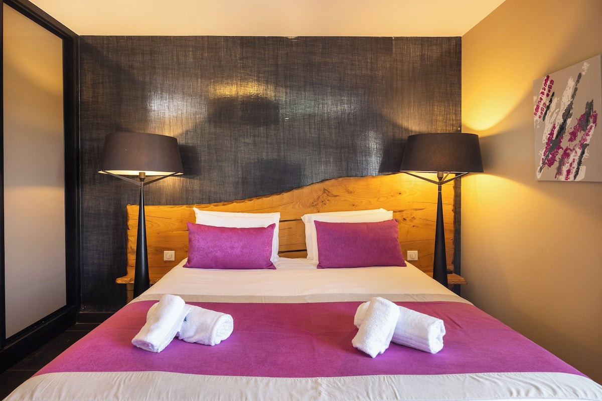 Privilege, Room, 1 Double Bed, Pool View | Minibar, in-room safe, desk, laptop workspace