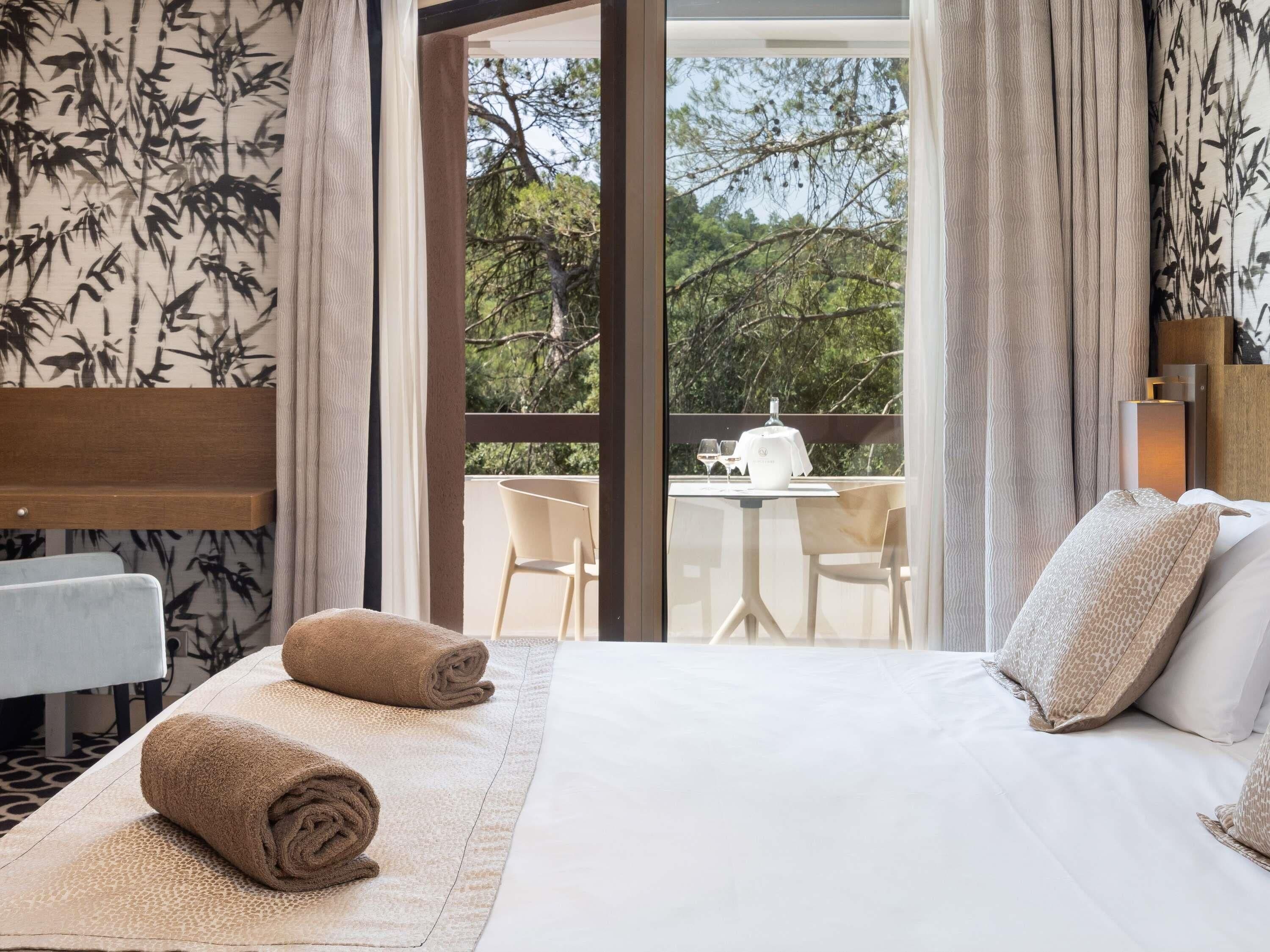 迷你吧、客房内保险箱、办公桌、笔记本电脑工作区