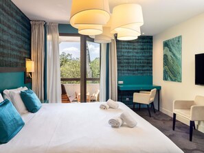 Minibar, caja de seguridad en la habitación y escritorio 