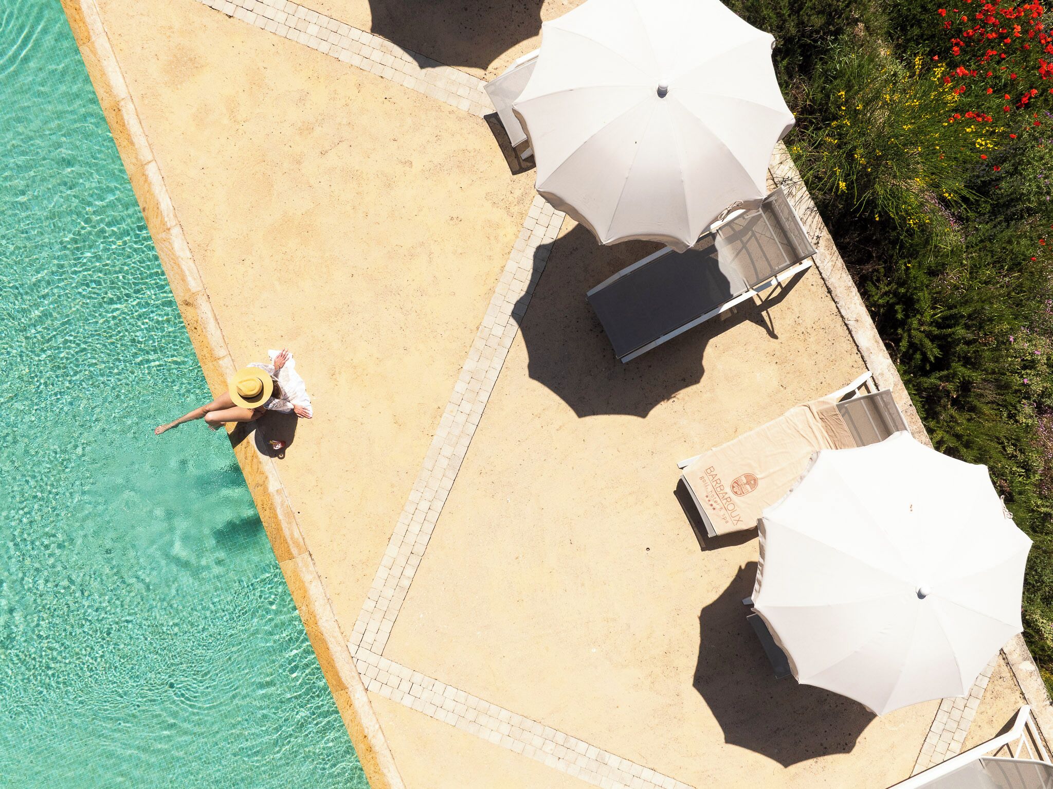 Een buitenzwembad, parasols voor strand/zwembad