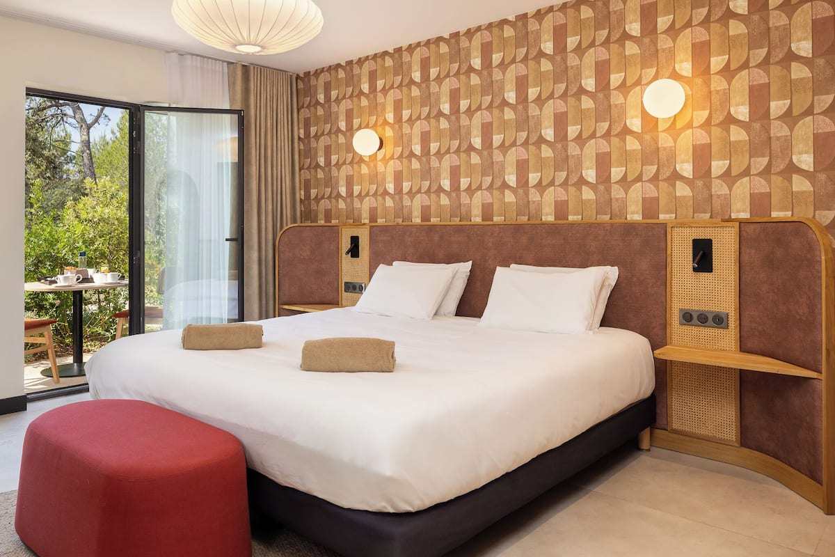 Standard Room, 1 King Bed | Minibar, in-room safe, desk, laptop workspace