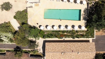 Piscine extérieure, parasols, chaises longues