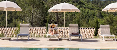 Outdoor pool, pool umbrellas, sun loungers