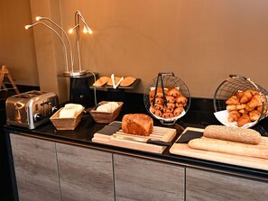 Tägliches Frühstücksbuffet gegen Gebühr