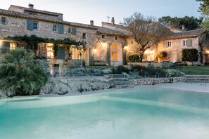 Front of property - evening/night - Le Mas De La Rose (Orgon)